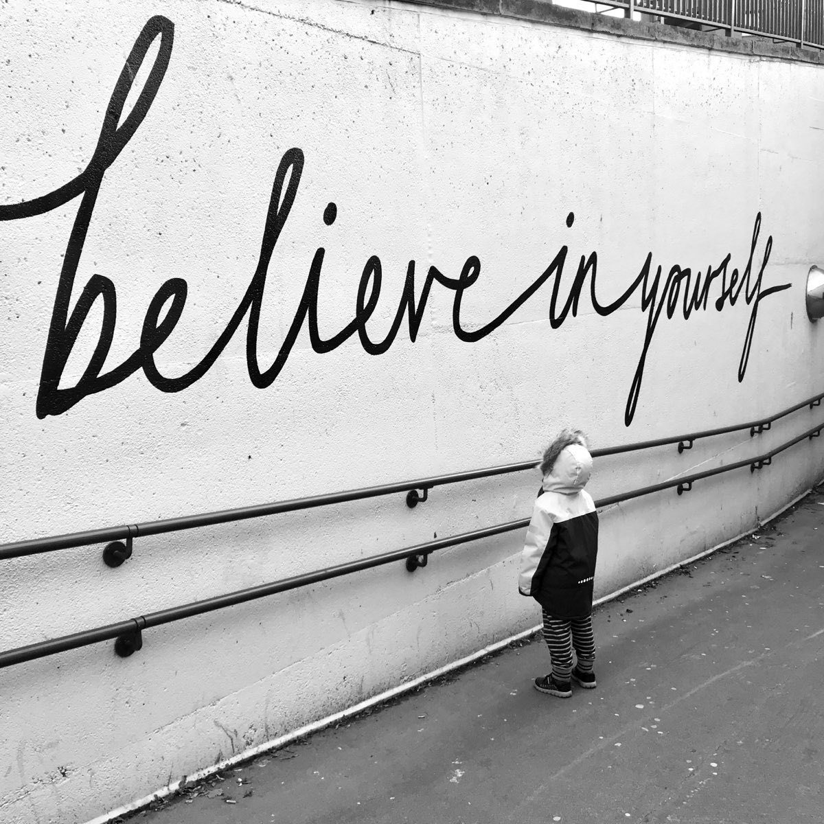 Handgeschriebenes Schild mit den Worten believe in yourself