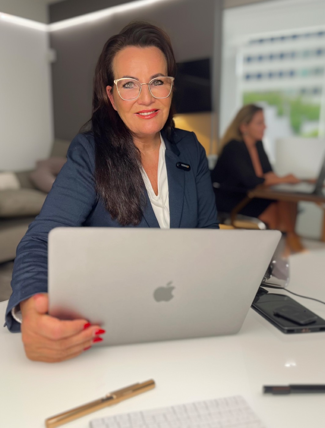 Frau am Laptop, konzentriert